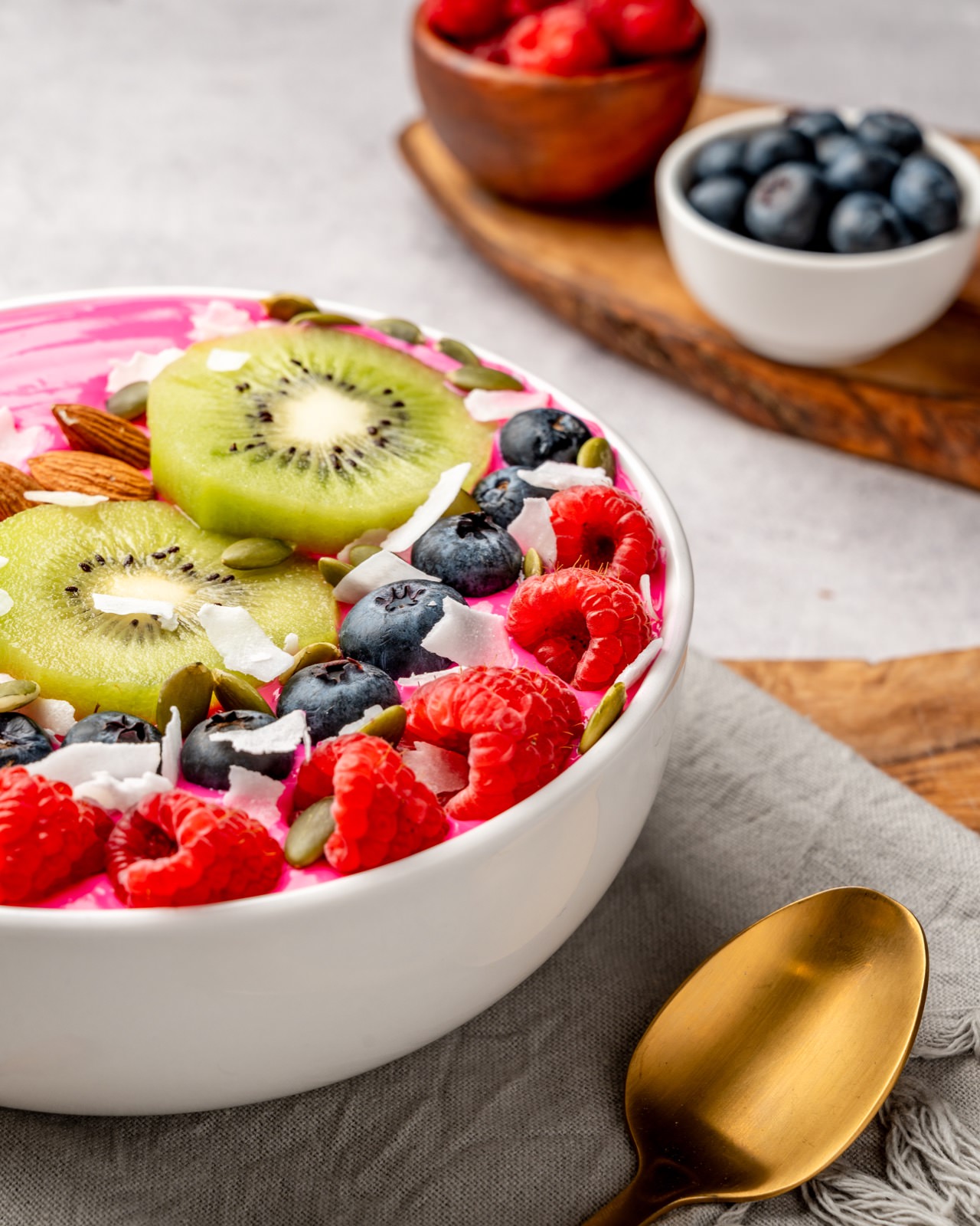 Tazón de yogurt con frutas frescas, kiwi, arándanos y frambuesas.