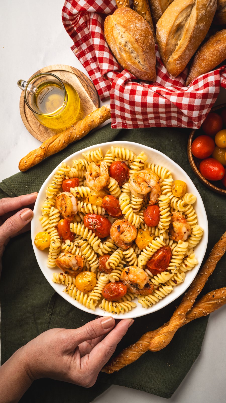 Plato de pasta corta con tomate cherry y salsa ligera.