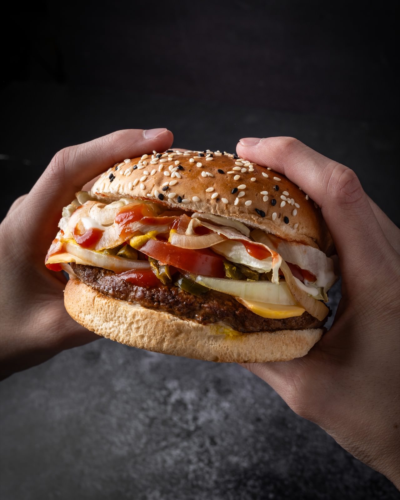 Hamburguesa artesanal con ingredientes frescos y pan de ajonjolí.