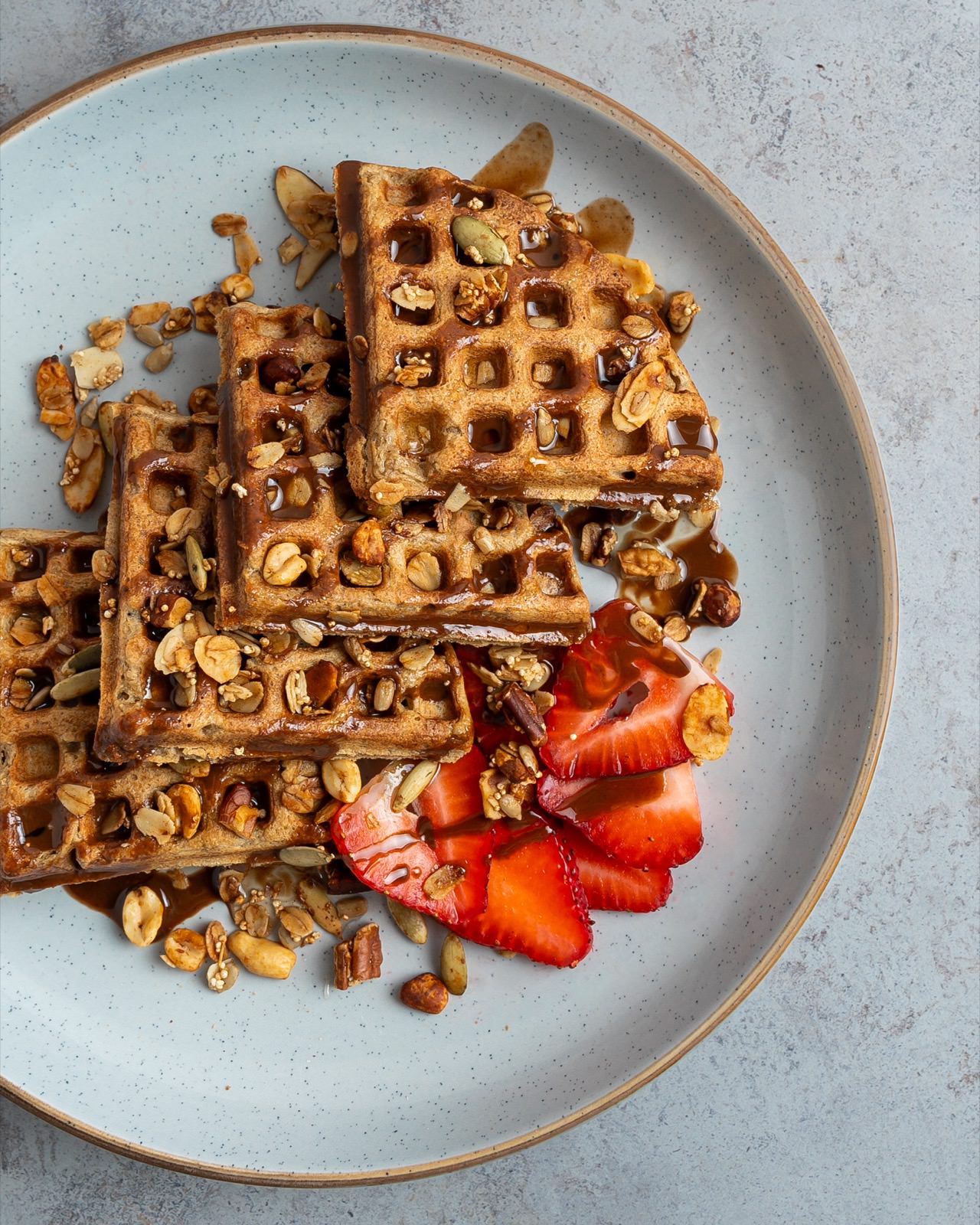 Waffles integrales con nueces, fresas y miel.