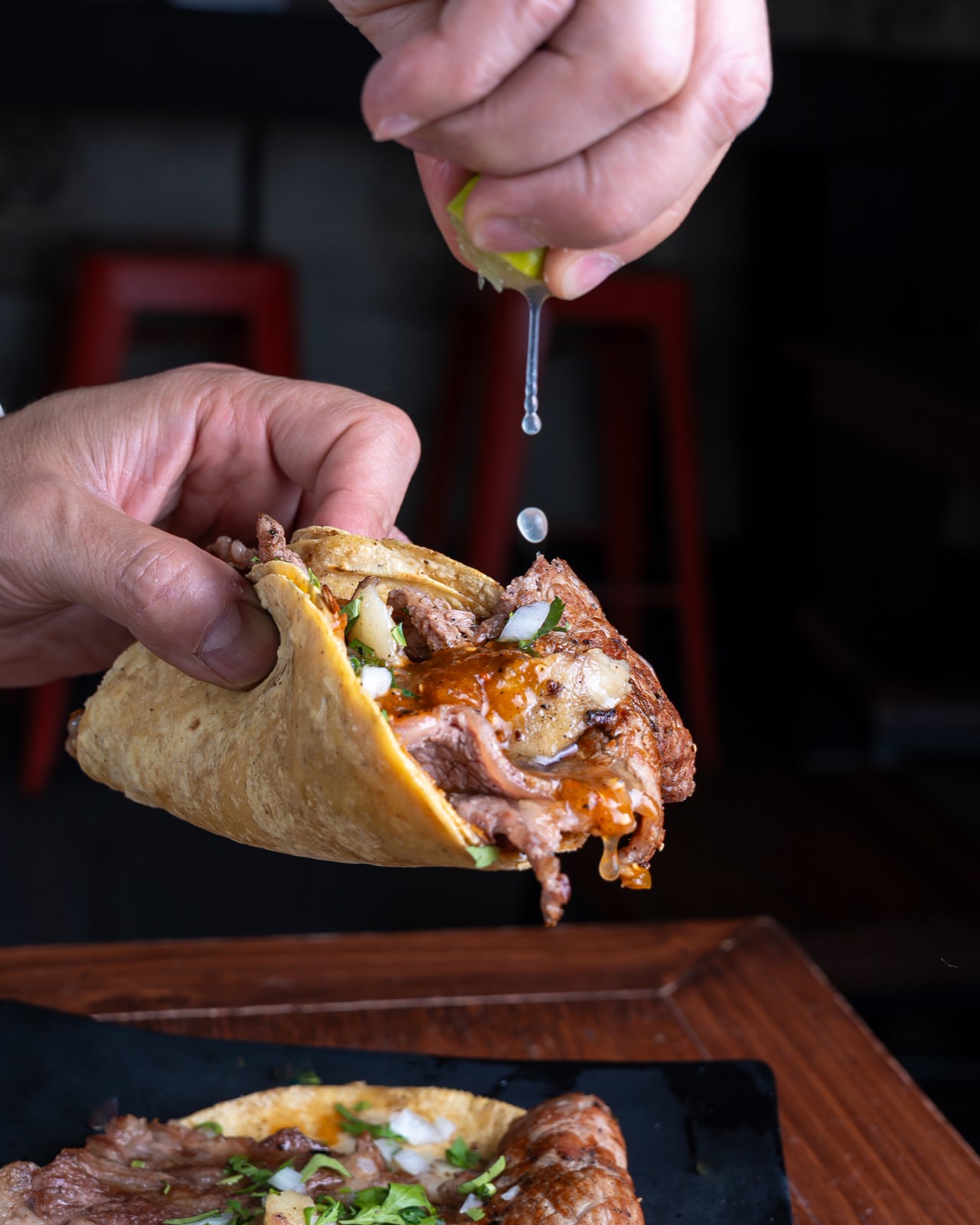 Taco relleno de sirloin, exprimido de limón al momento.